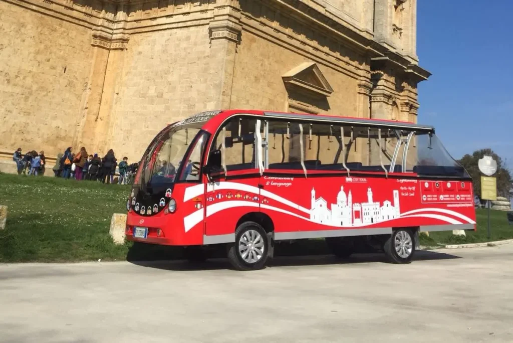 14-seat bus with an 80V 400Ah lithium-ion battery, capable of charging to 50% in 30 minutes.